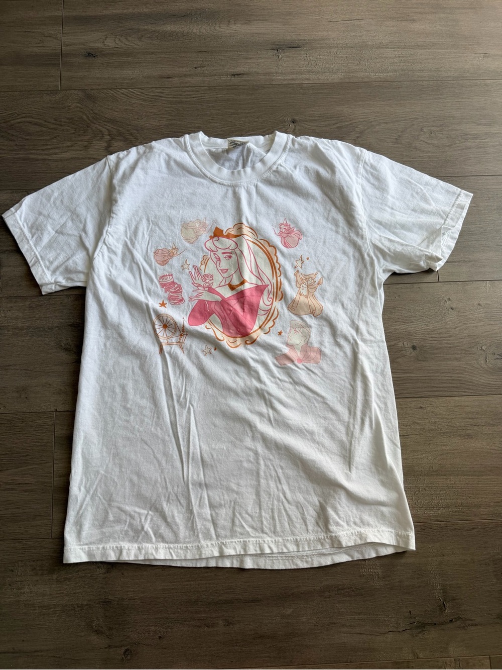 Disneys Aurora/Sleeping Beauty graphic t-shirt - size large - Picture 1 of 4
